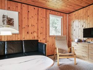 TV a/nebo společenská místnost v ubytování Holiday home Aakirkeby XLVIII