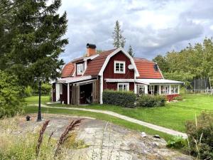 une maison rouge avec un toit rouge dans l'établissement Holiday home Vikingstad, à Vikingstad
