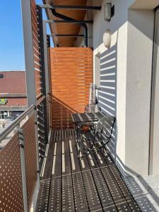 a bench on the side of a building at Mo&Vi - Elegante Loft - Vicino F1-San Gerardo-Parco Monza in Lissone