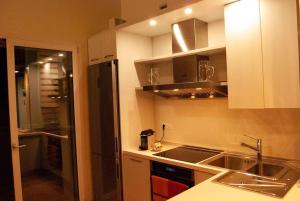 a kitchen with a sink and a counter top at Mo&Vi - Elegante Loft - Vicino F1-San Gerardo-Parco Monza in Lissone +7 photos