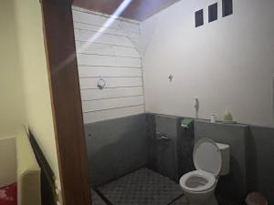 uma pequena casa de banho com WC e chuveiro em Senaru Garden Homestay em Senaru