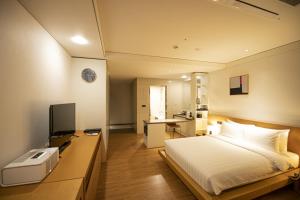 J One Hotel Cheongju客房内的一张或多张床位