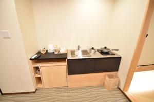 uma pequena cozinha com um lavatório num quarto em K-style Higashihonganji em Shimmachidōri