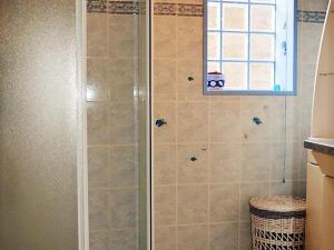 y baño con ducha y puerta de cristal. en Maison La Tranche-sur-Mer, 4 pièces, 6 personnes - FR-1-22-259 en La Tranche-sur-Mer