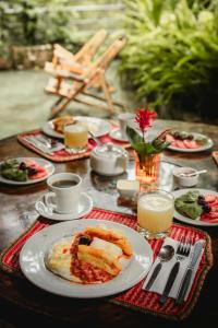 a table with plates of food on a table at Eco Quechua Lodge in Santa Teresa