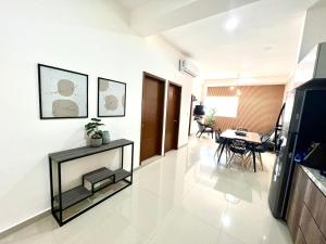 Una televisión o centro de entretenimiento en Moderno depa cerca del malecón by G P S rentas