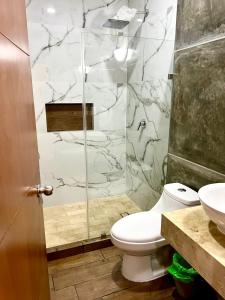 Un baño de Moderno depa cerca del malecón by G P S rentas