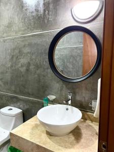 Un baño de Moderno depa cerca del malecón by G P S rentas