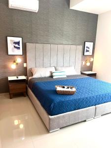 Una cama o camas en una habitación de Moderno depa cerca del malecón by G P S rentas