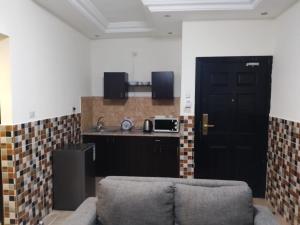 a living room with a couch and a kitchen at Dead sea 2 bedroom apartment at Astana in Sowayma