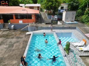 a group of people playing in a swimming pool at SONCCO LODGE-RESTAURANT in Quillabamba