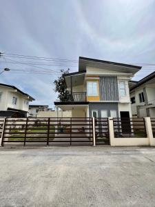 una casa con una valla delante de ella en Home in Aspire Prime Residences - Block 1 Lot 39, en San Fernando
