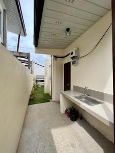 uma cozinha com um lavatório e vista para o oceano em Home in Aspire Prime Residences - Block 1 Lot 39 em San Fernando