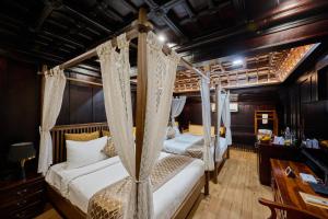 Tempat tidur dalam kamar di Maliekal Heritance Cherai Beach Cochin
