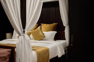 Tempat tidur dalam kamar di Maliekal Heritance Cherai Beach Cochin