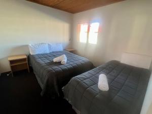 Postel nebo postele na pokoji v ubytování Pinewood Motels
