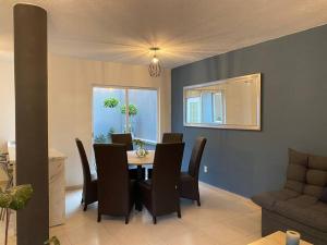 a dining room with a table and chairs at Casa Pirules- Parque Metropolitano in León +11 photos