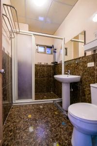 een badkamer met een douche, een toilet en een wastafel bij Nantou Fruit House in Renai