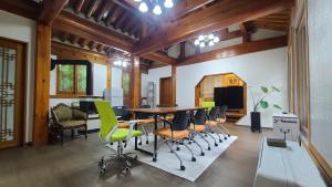 NamugilにあるEver Healing Houseのテーブルと椅子が備わる広い客室です。