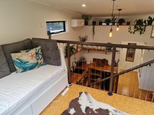 ein Wohnzimmer mit einem Sofa und einem Tisch in der Unterkunft Adventurer's Chest - Taiwawe in Hotwater Beach