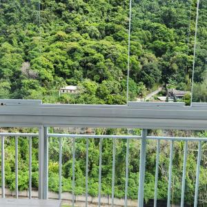 Blick auf einen Berg von einer Brücke in der Unterkunft Semana Santa no Rio de Janeiro in Rio de Janeiro