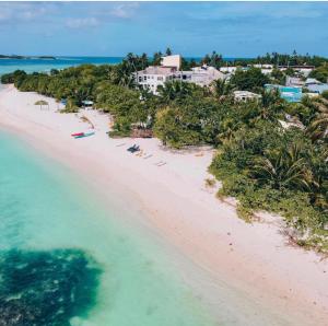 una vista aerea di una spiaggia con persone in acqua di Holiday Home Himmafushi a Himmafushi