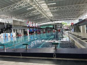 ein großer Pool in einem großen Gebäude in der Unterkunft CEO7 Duplex Business Suite#Netflix#USM#Pisa#Pantai Hospital in Bayan Lepas