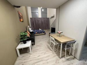 ein Wohnzimmer mit einem Tisch und einem Sofa in der Unterkunft CEO7 Duplex Business Suite#Netflix#USM#Pisa#Pantai Hospital in Bayan Lepas