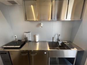Een keuken of kitchenette bij SETO CLAS AJI THE SEASIDE HILLS RESORT