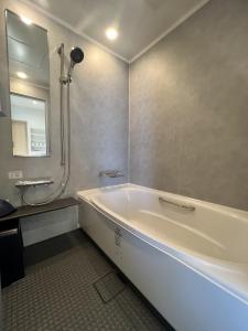 Een badkamer bij SETO CLAS AJI THE SEASIDE HILLS RESORT