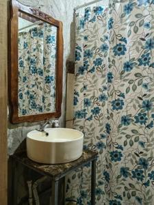 a bathroom with a sink and a mirror at Casa Rústica Pura Vibra in Alajuela City