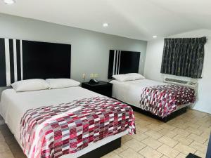 Ένα ή περισσότερα κρεβάτια σε δωμάτιο στο Safari Inn Motel