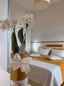 een slaapkamer met 2 bedden met bloemen in een vaas bij Lux -Luxury Sea and Mountains View Apartment-NEW in Koper