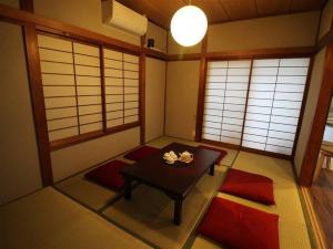 Habitación pequeña con mesa y algunas ventanas en HIDAKA STAY VILLA 柴又, en Tokio