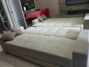 two white beds in a room with a table at Maravilhoso Apartamento na Beira Mar in Fortaleza +42 photos