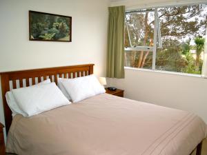 Kea View - Pohara Beach Holiday Home客房内的一张或多张床位