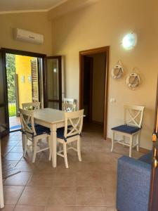 a dining room with a table and chairs at Casa vacanza DF con piscina in Campofelice di Roccella