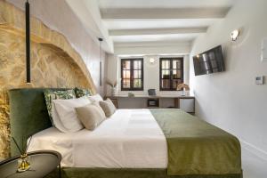um quarto com uma cama grande num quarto em Monk Rooms em Chania Town