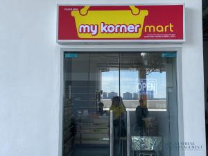um sinal para uma loja coreana com duas pessoas dentro em Amber Cove Melaka Sea View by Stayrene em Malaca