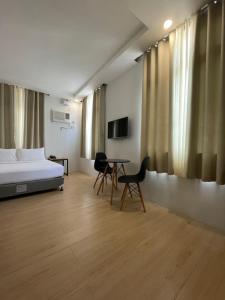 Postel nebo postele na pokoji v ubytování Bambu Suites
