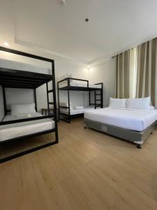 Postel nebo postele na pokoji v ubytování Bambu Suites