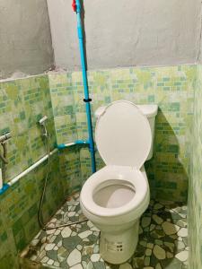 een badkamer met een toilet met een blauwe pijp bij โรงแรมคุ้มเดช - KoomDech Hotel in Sattahip
