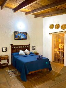 a bedroom with a blue bed in a room at Cabaña en Malinalco Zarla in Malinalco