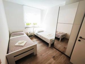 En eller flere senge i et værelse på Apartman Dori
