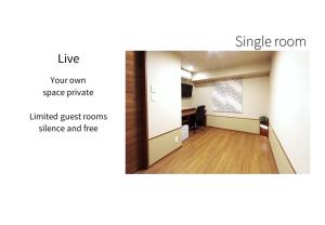 - Vistas a una habitación con escritorio y pasillo en Hotel Meldia Osaka Higobashi en Osaka