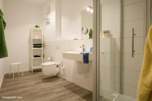 une salle de bain avec toilettes, lavabo et douche dans l'établissement Heimathafen 2 - M S Küselwind, à Kappeln