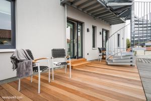 - un balcon avec des chaises et un escalier dans une maison dans l'établissement Heimathafen 2 - M S Küselwind, à Kappeln