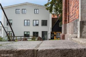 - une vue sur un bâtiment depuis la rue dans l'établissement Heimathafen 3 - M S Atlantis, à Kappeln