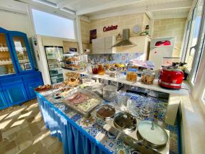 - un buffet avec de la nourriture dans la cuisine dans l'établissement Antichi Mulini, à Favignana