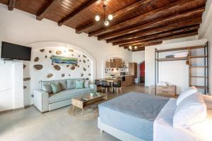 una camera con letto e un soggiorno di Superb apartmentS Kriaras sea view in Sfakia a Khóra Sfakíon